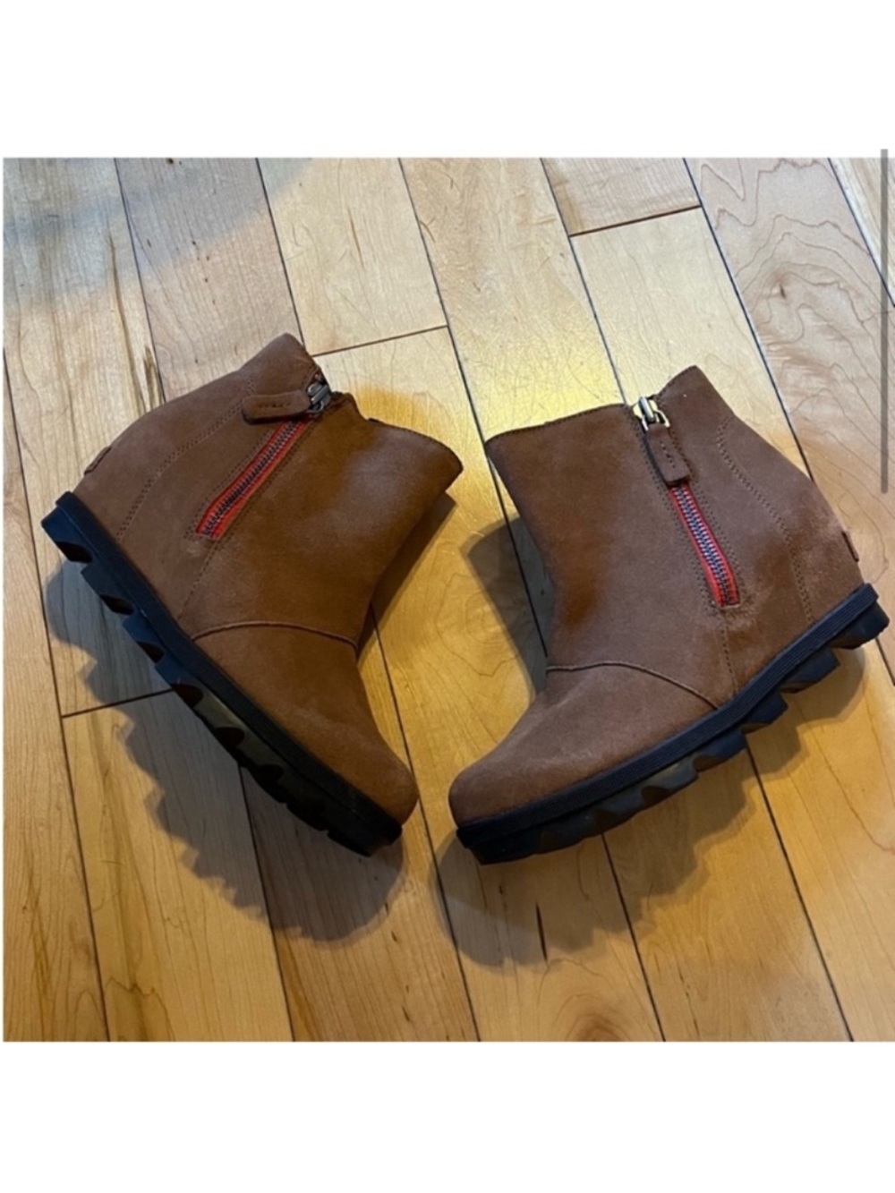 Sorel Joan of Arctic Wedge II Zip Tan and Red Booties size youth 5 or women's 37 - Picture 2 of 9